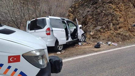 Tunceli'de feci kaza! Hafif ticari araç kayaya çarptı: Ölü ve yaralılar var - Gündem