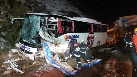 Samsun'da feci kaza! Yolcu otobüsü kamyona çarptı: Ölü ve yaralılar var - Gündem