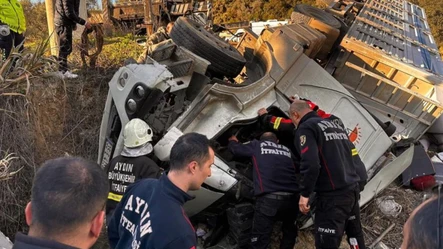 Virajı alamayan tır tarlaya uçtu! Ölü ve yaralılar var - Gündem