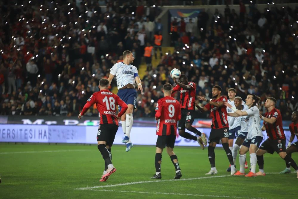 Jose Mourinho'nun şampiyonluk inadı: Fenerbahçe geriden gelip kazandı! 