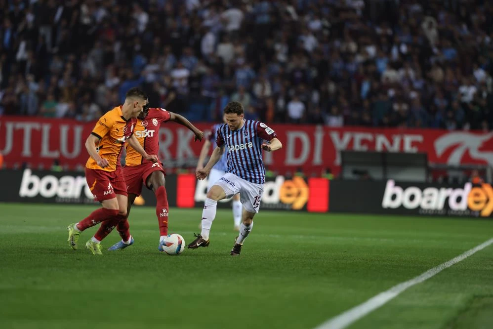 Galatasaray Trabzonspor'u da devirdi: Aslan'dan şampiyonluk pençesi!