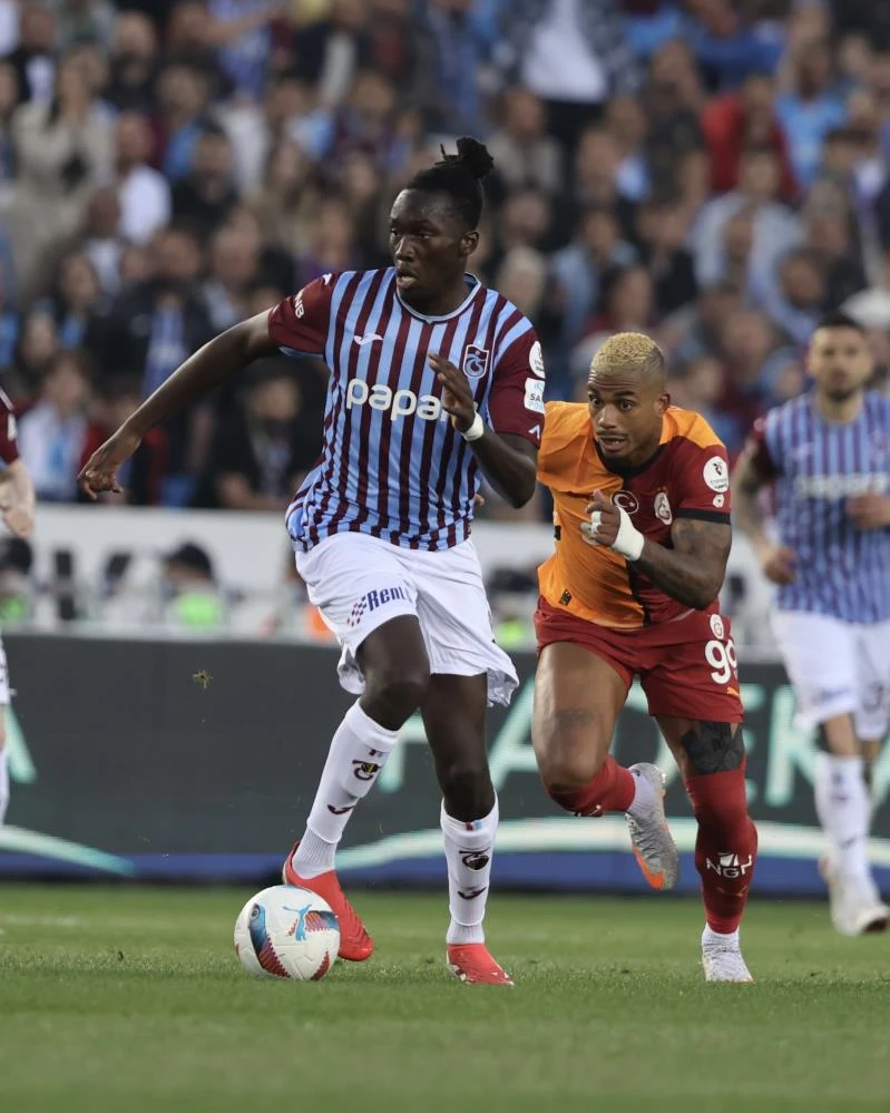 Galatasaray Trabzonspor'u da devirdi: Aslan'dan şampiyonluk pençesi!