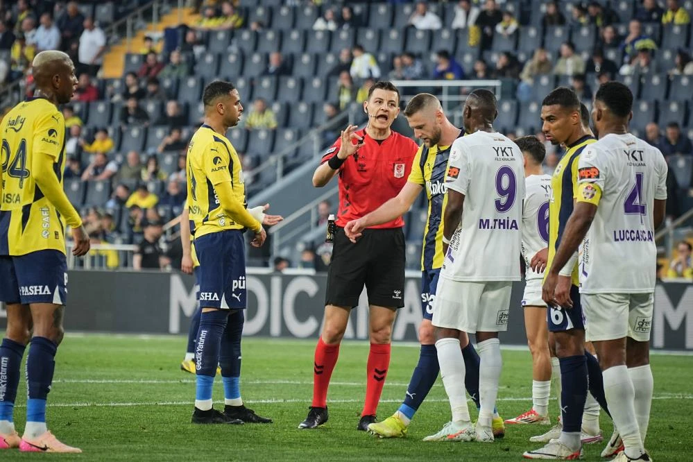 Fenerbahçe kazandı ama yetmedi: Kadıköy'de soğuk rüzgârlar! 