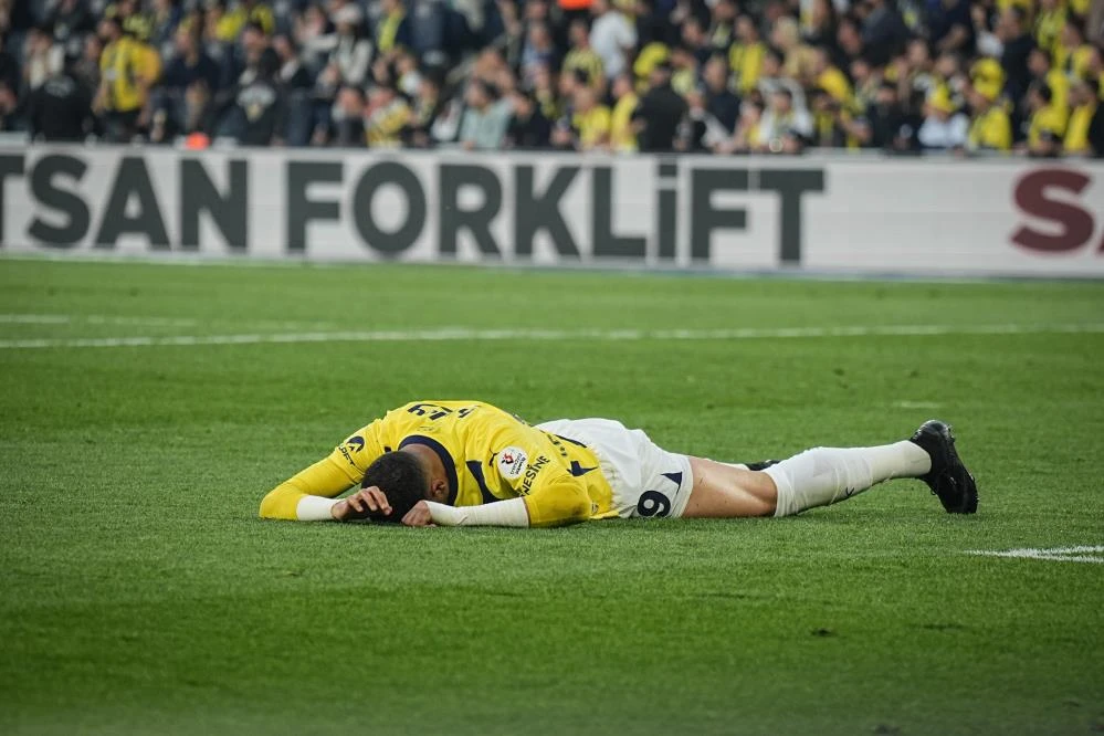 Fenerbahçe 'şampiyonluk' rüyasından uyandı! Kartal kanaryayı avladı