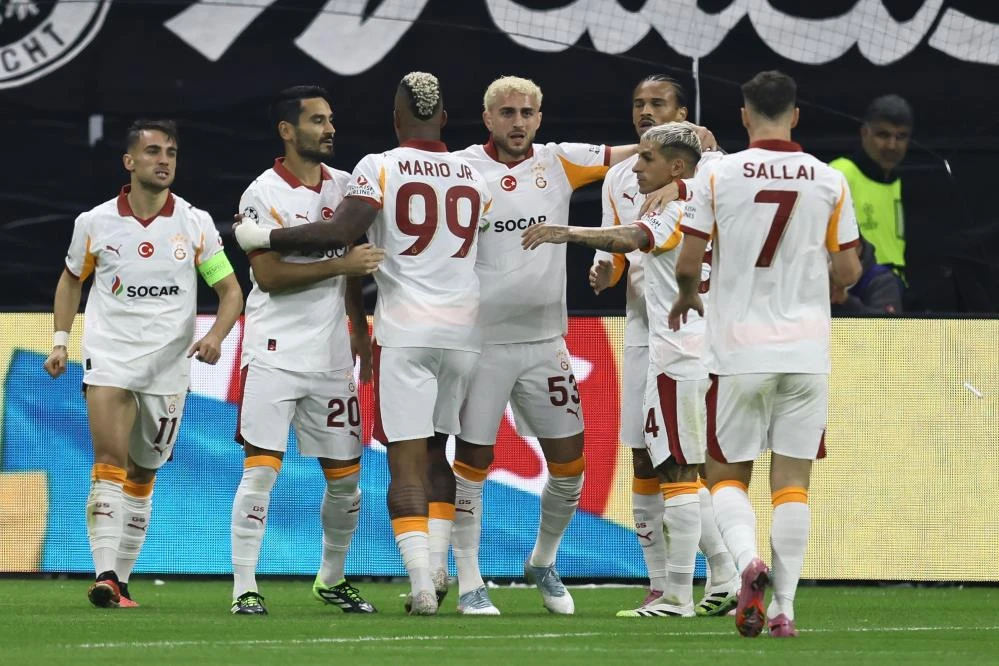 Galatasaray Eintracht Frankfurt deplasmanında paramparça oldu: Okan Buruk Avrupa'da yine takıldı!