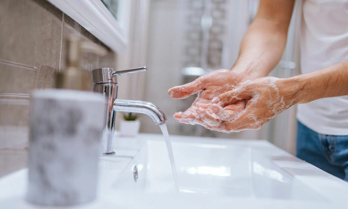 Bilim insanları açıkladı: Omicron yüzeylerde daha uzun süre yaşıyor