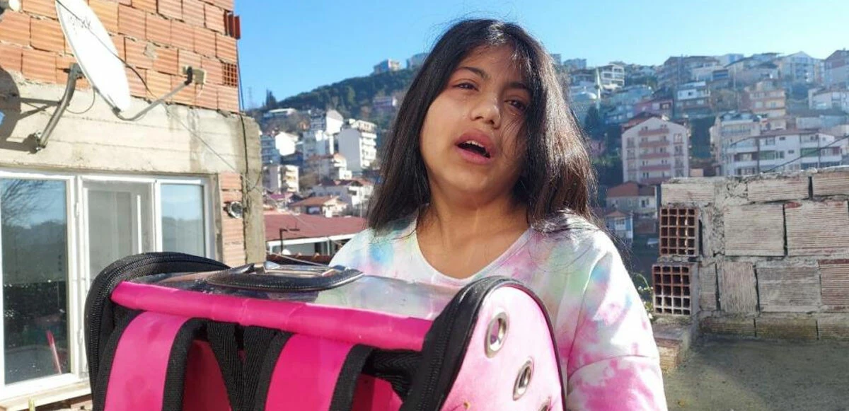 Telef olan köpeklerinin çantasına sarılarak gözyaşlarına boğuldu