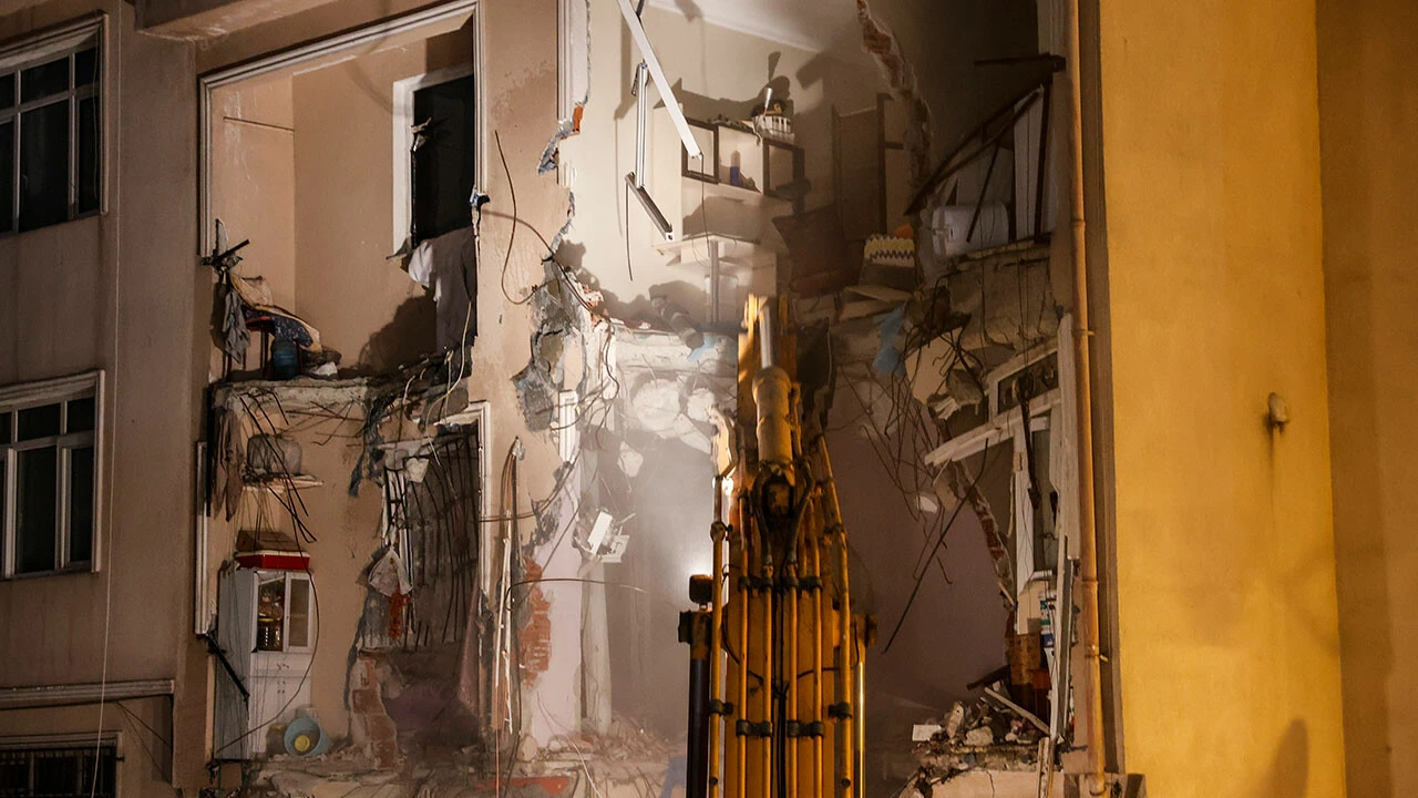 Üsküdar’da patlama yaşanan bina yıkıldı! Vali Yerlikaya patlamanın nedenini açıkladı