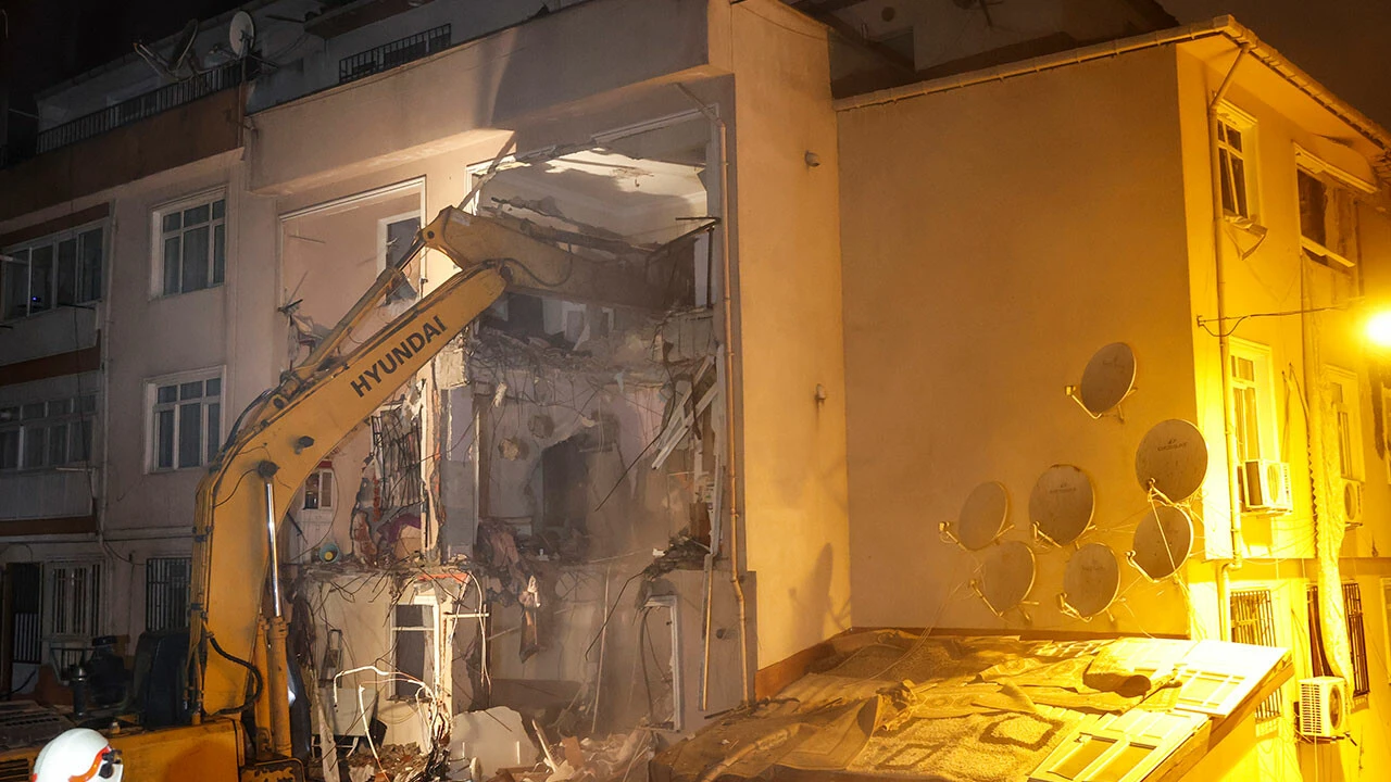 Üsküdar’da patlama yaşanan bina yıkıldı! Vali Yerlikaya patlamanın nedenini açıkladı
