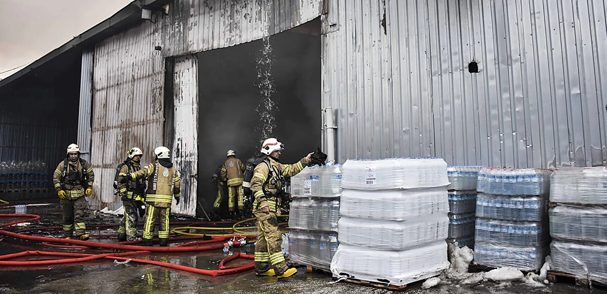 Son dakika! İstanbul'da korkutan yangın: Su dolum tesisi alevlere teslim oldu