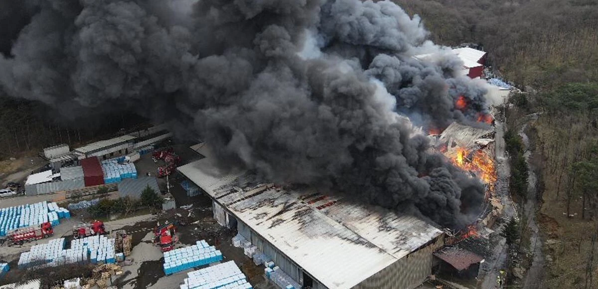 Son dakika! İstanbul'da korkutan yangın: Su dolum tesisi alevlere teslim oldu