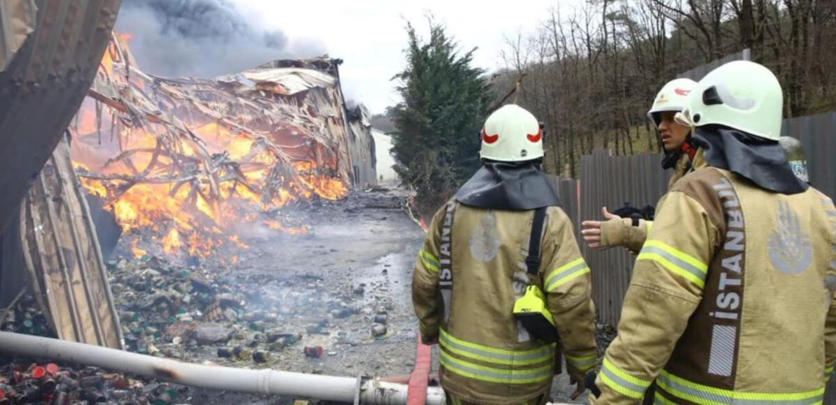Son dakika! İstanbul'da korkutan yangın: Su dolum tesisi alevlere teslim oldu