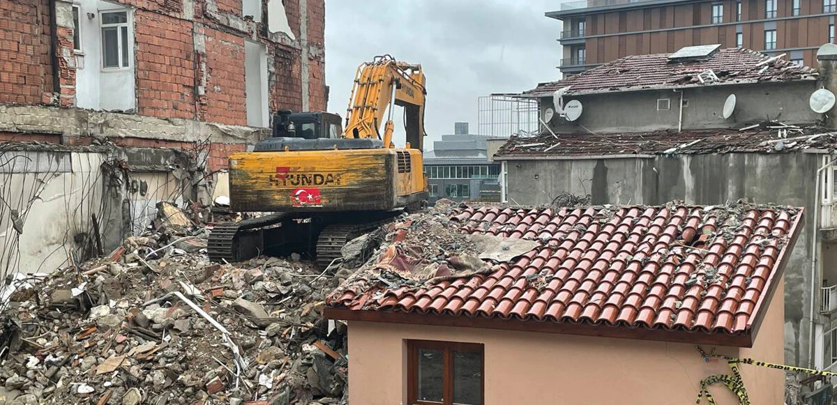 Üsküdar'da 5 katlı binadaki patlama anı kamerada