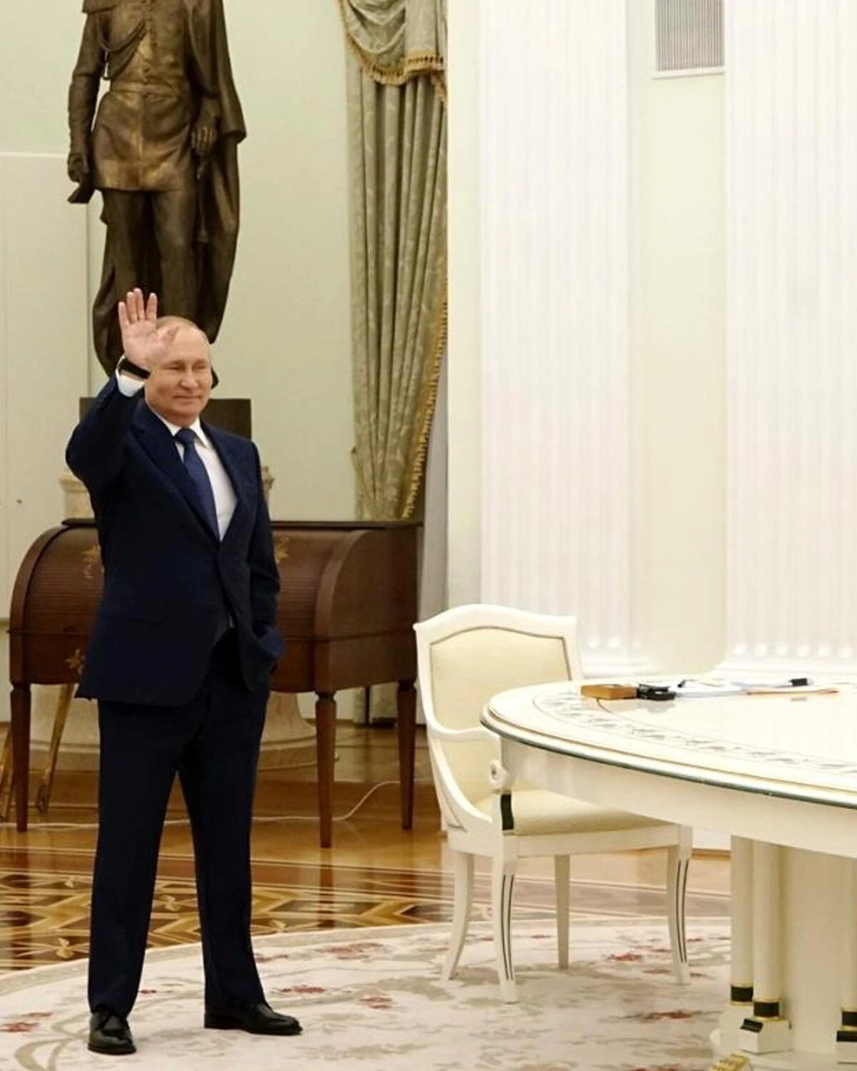 Putin ile Macron görüşmesi Fransız basınında alay konusu oldu!