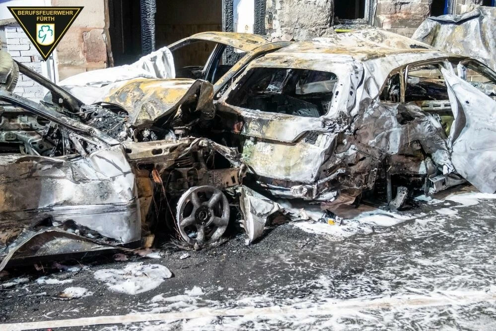 Almanya'da Türk TIR şoförü kırmızıda durmadı 31 araç birbirine girdi