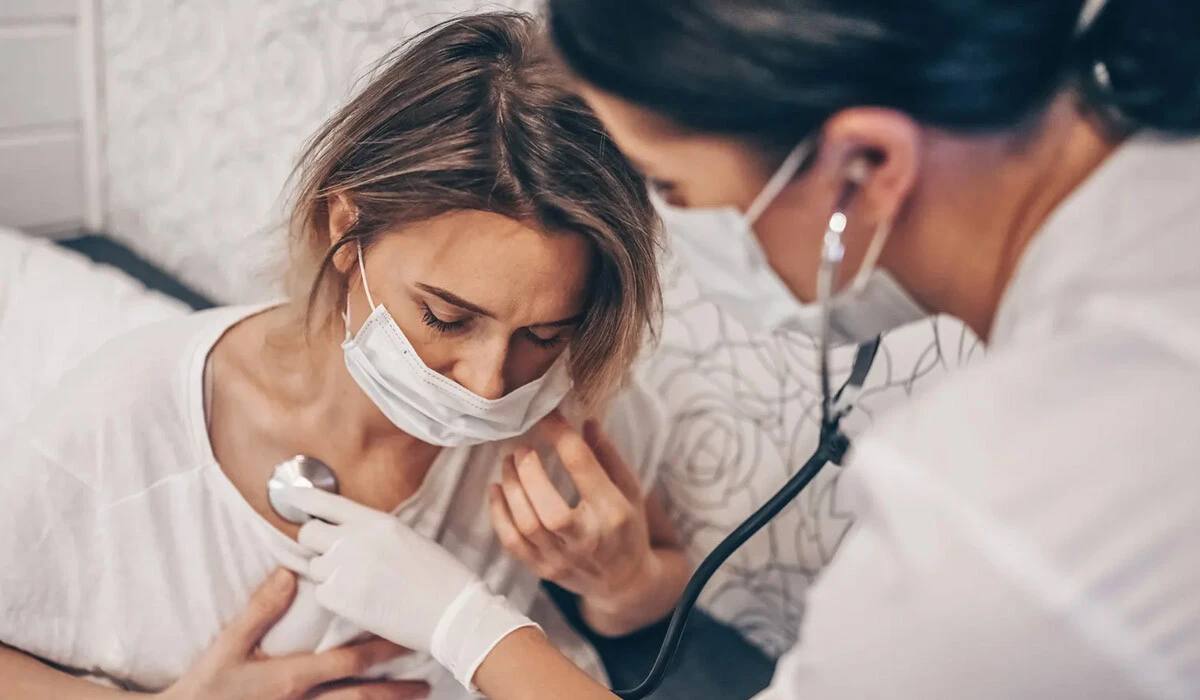 Omicron belirtileri nelerdir? Boğaz ağrısı ve hapşırık Omicron belirtisi mi?