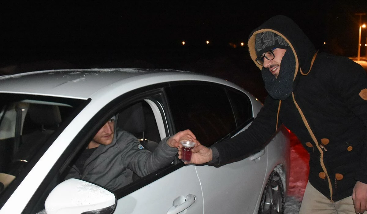 Sen ne güzel insansın! Termosu aldı yola çıktı