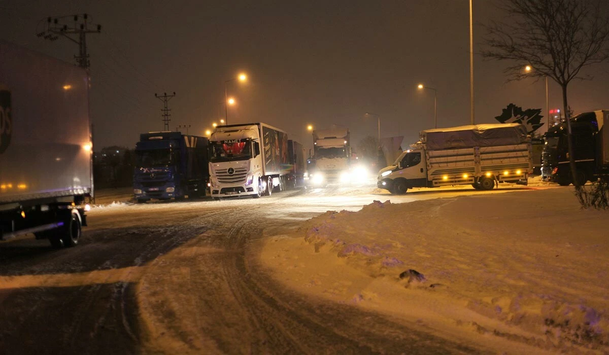 Konya’da şiddetli kar! Komşu illerle kara yolu bağlantısı kesildi