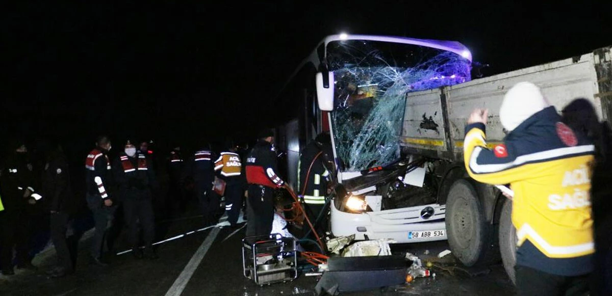 Yolcu otobüsü tıra saplandı: 1 ölü, 13 yaralı