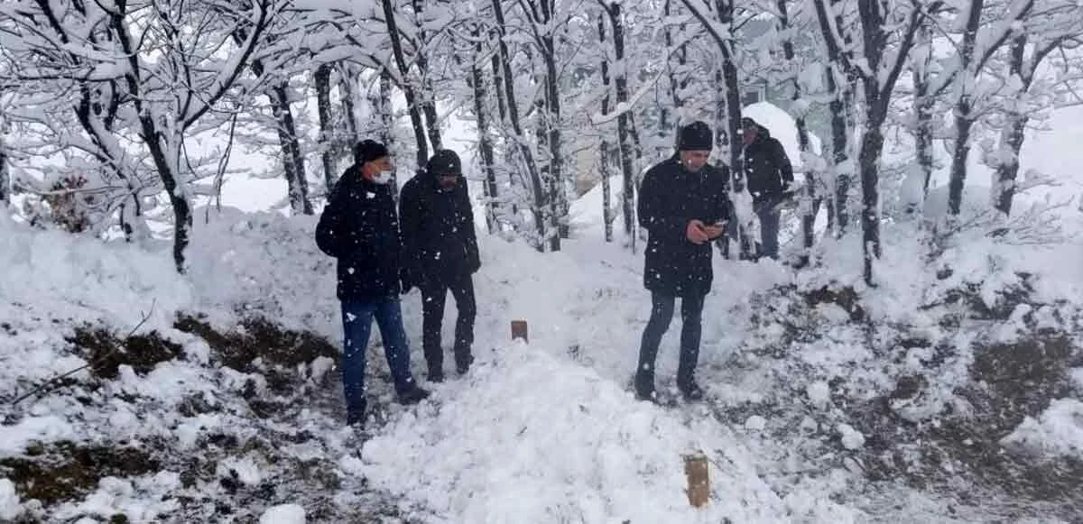 Cenaze konvoyu yolda kaldı! İmdatlarına kepçe yetişti