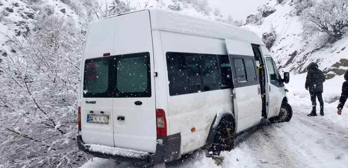 Cenaze konvoyu yolda kaldı! İmdatlarına kepçe yetişti