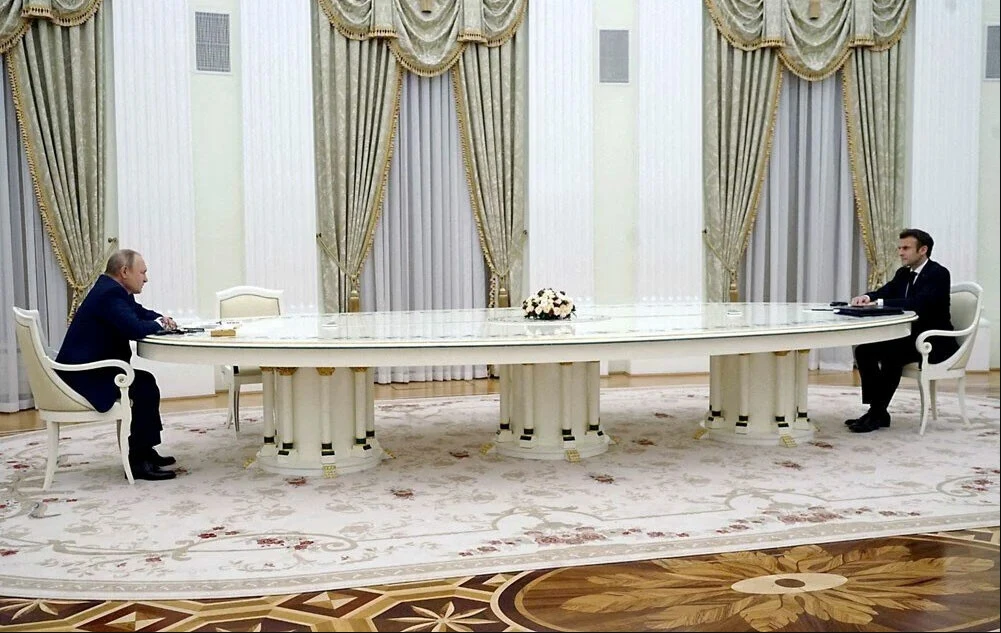 Putin'in Macron'u neden upuzun bir masaya oturttuğu ortaya çıktı