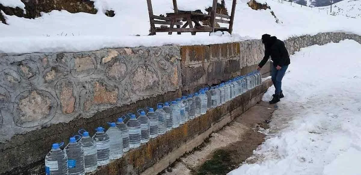Komşularının talebini geri çevirmedi, bidonlarla su taşıyor
