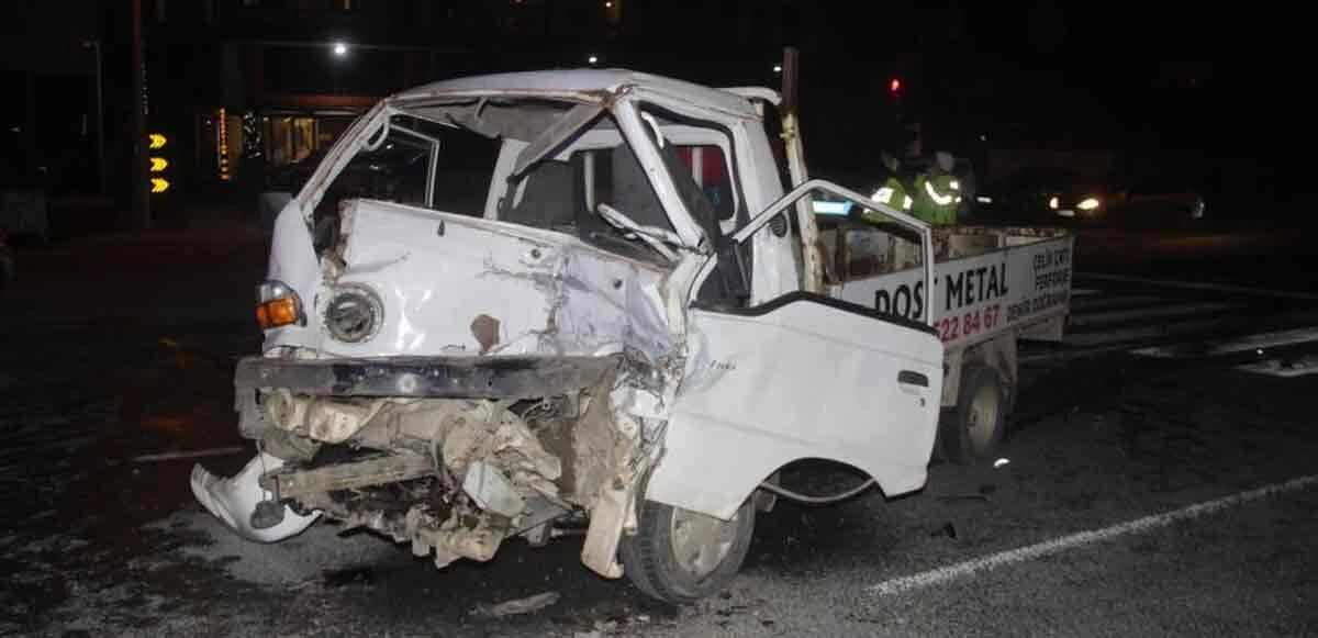Kamyonet kırmızı ışıkta bekleyen araçlara çarptı: 1 ölü, 6 yaralı