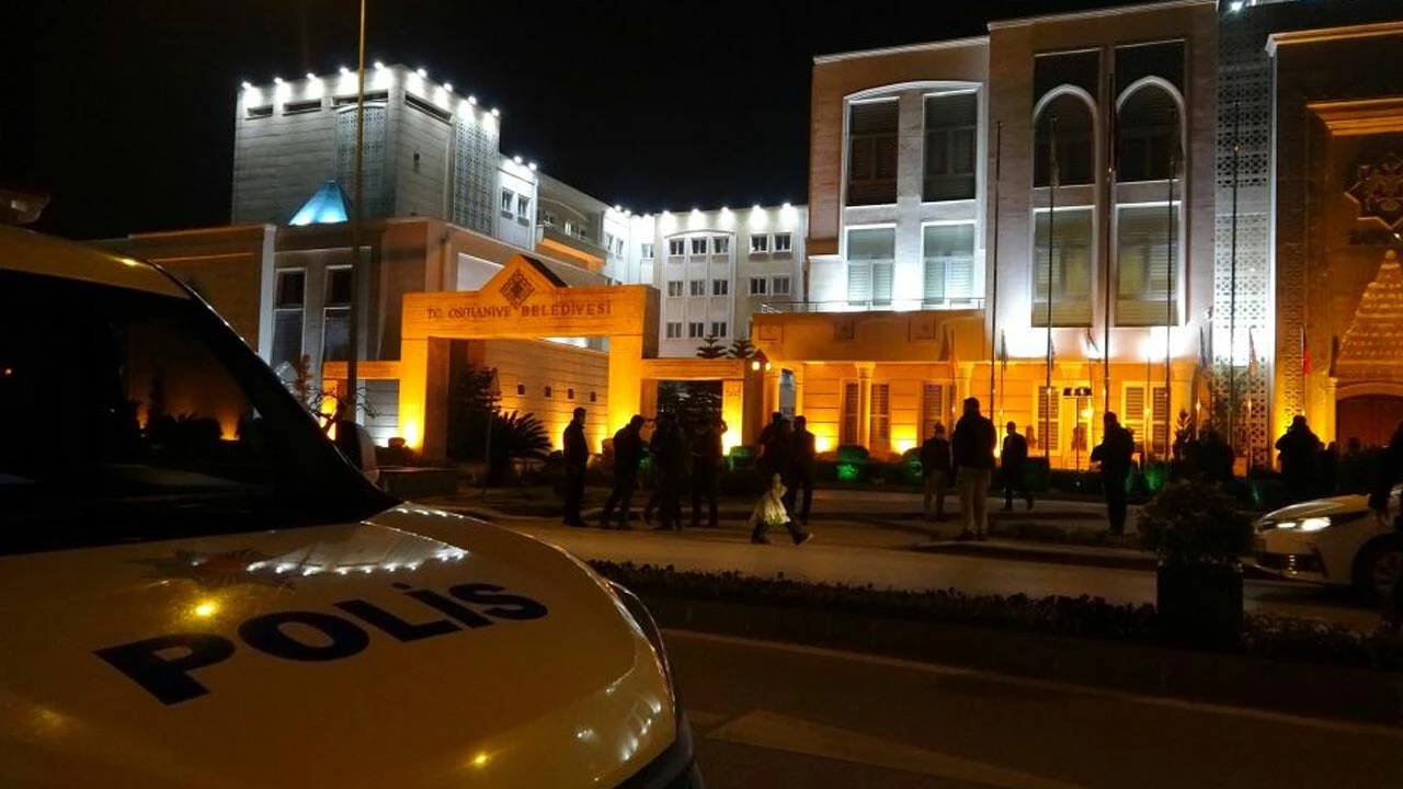 Osmaniye Belediyesi'ne silahlı saldırı! Başkanın makam odasını kurşunladılar
