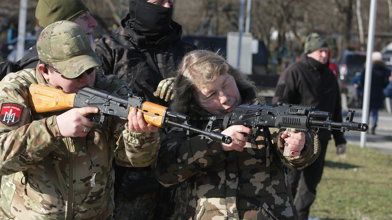 Ukraynalılar savaşa hazırlanıyor: Kiev’de sivillere askeri eğitim