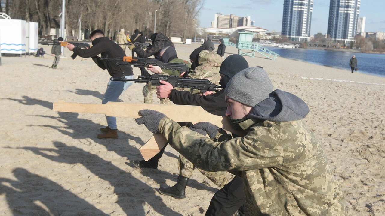Ukraynalılar savaşa hazırlanıyor: Kiev’de sivillere askeri eğitim