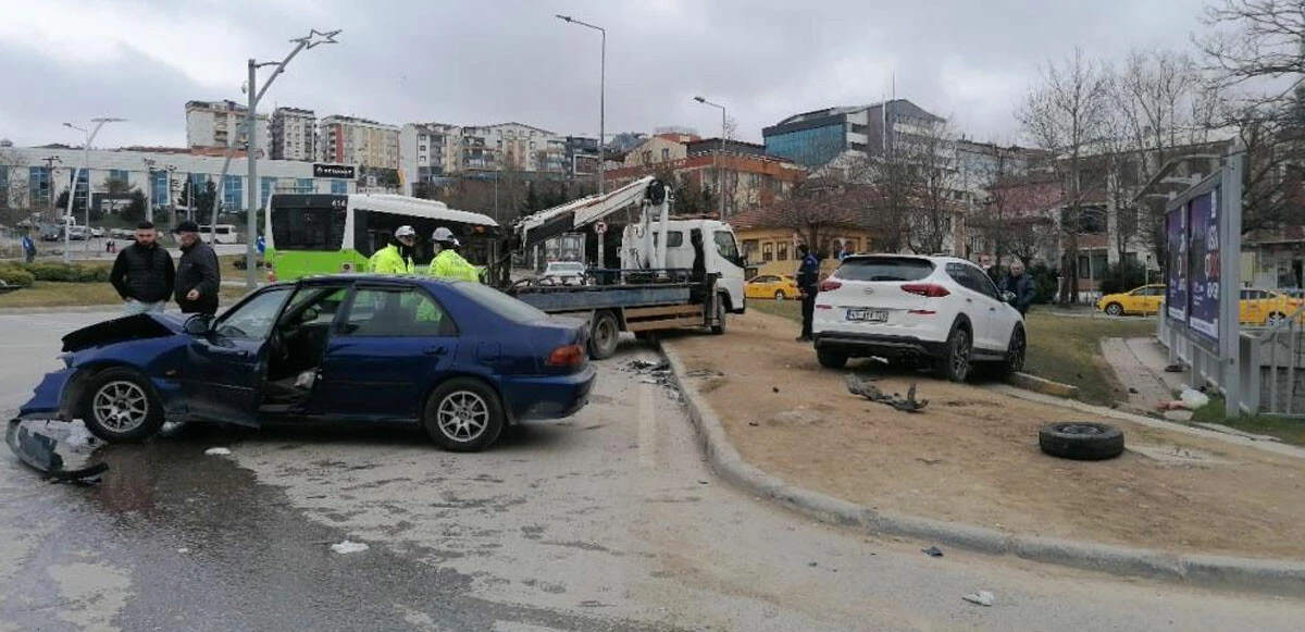 Alışverişten dönen kadının otomobilin altında kaldığı kaza kamerada