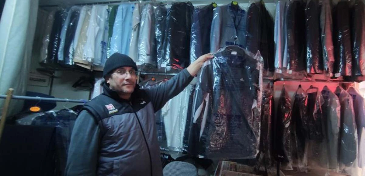 Elini attığı kıyafetlerden para ve atlın fışkırıyor