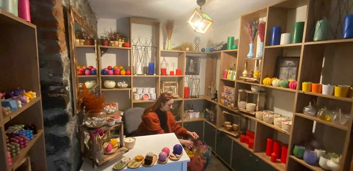 Ürettiği doğal kokulu mumlarla dünyaya açılmayı hedefliyor