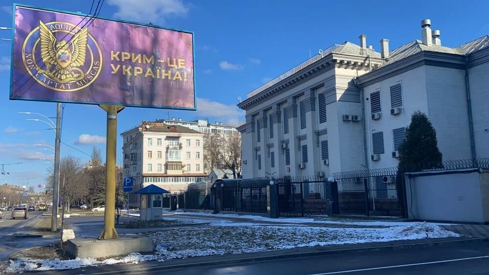 Ukrayna'da Rusya Büyükelçiliği önünde 'Kırım Ukrayna'dır' afişleri