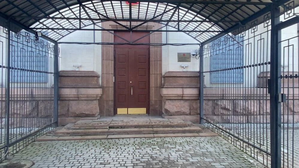 Ukrayna'da Rusya Büyükelçiliği önünde 'Kırım Ukrayna'dır' afişleri