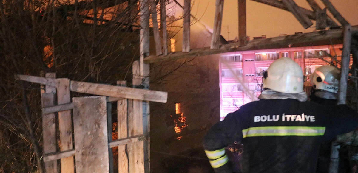 Bolu'da 3 katlı ahşap bina alev alev yandı