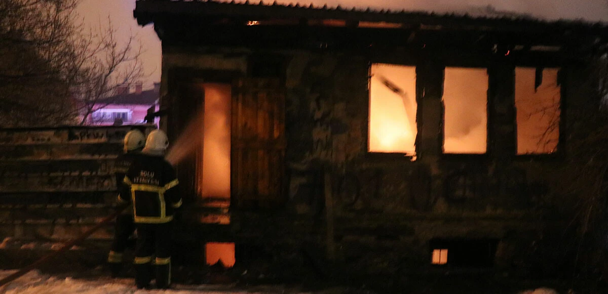 Bolu'da 3 katlı ahşap bina alev alev yandı