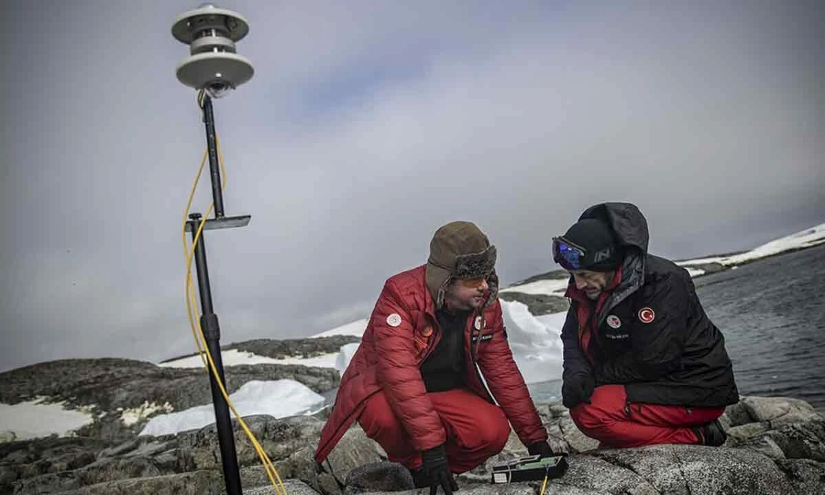 Bilim heyeti Antarktika'ya ulaştı: İlk işleri Türk bayrağını göndere çekmek oldu