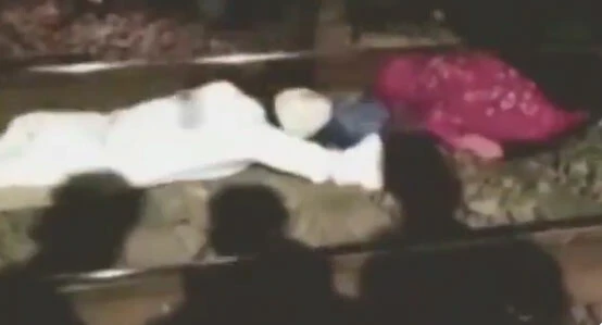 Raylara düşen kızı kurtarmak için kendisini trenin altına attı