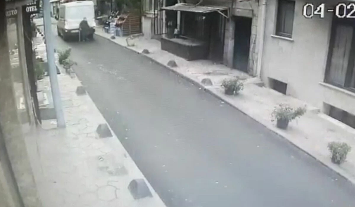 70 yaşındaki kadın minibüsün altında kaldı