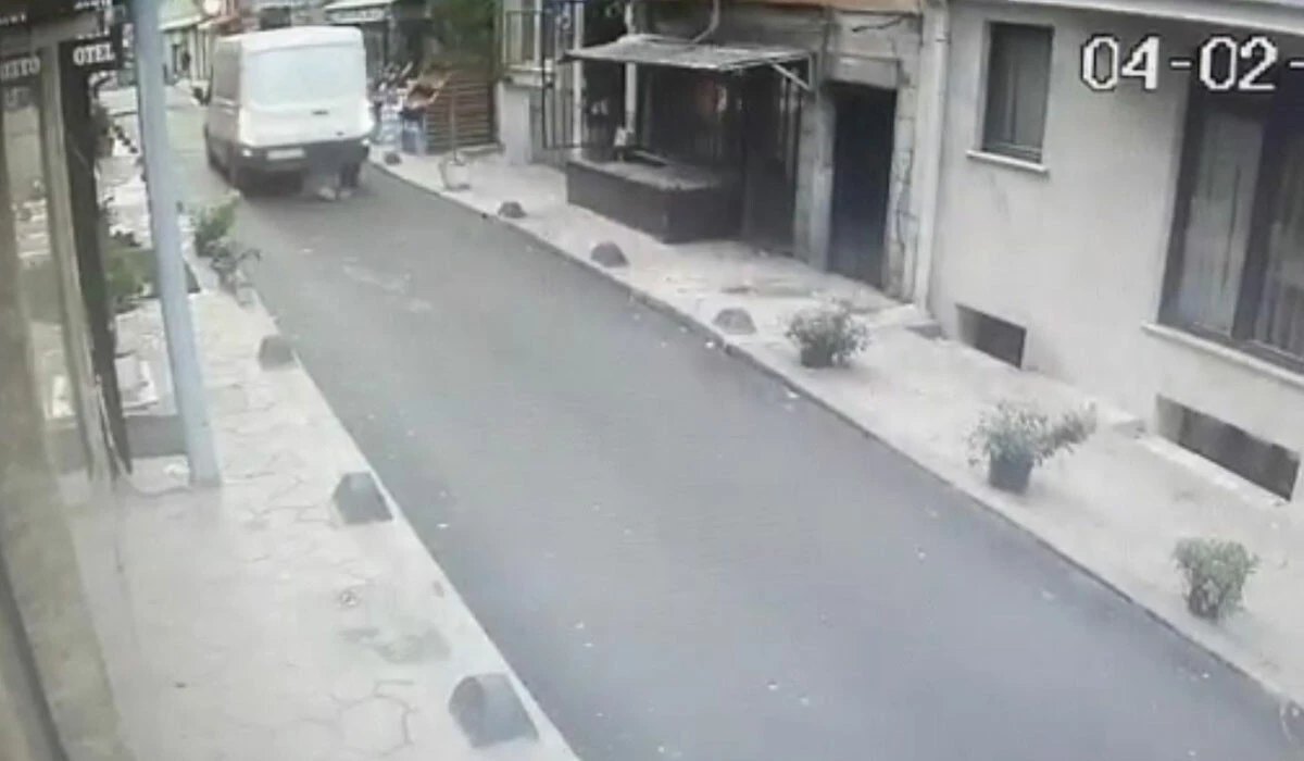 70 yaşındaki kadın minibüsün altında kaldı