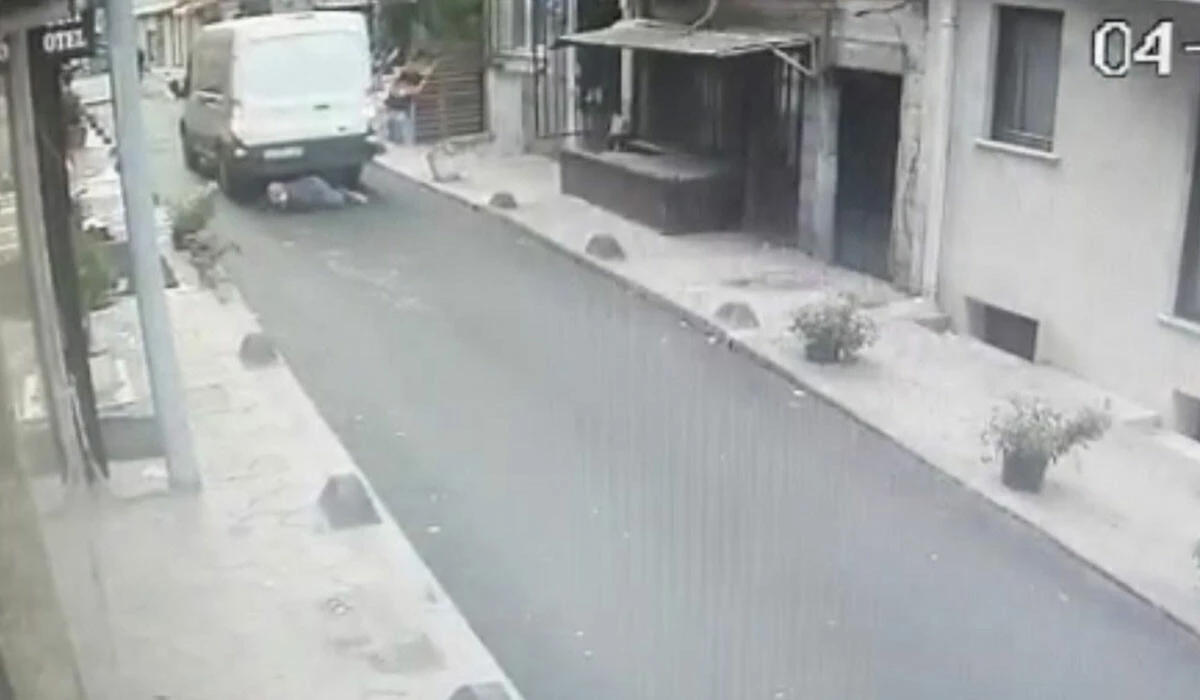 70 yaşındaki kadın minibüsün altında kaldı