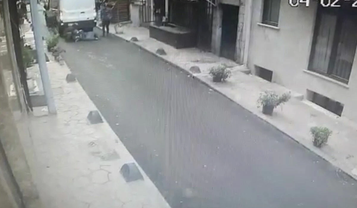 70 yaşındaki kadın minibüsün altında kaldı