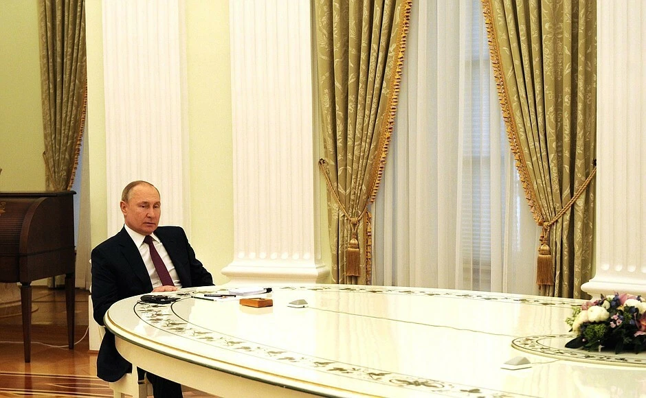 Vladimir Putin Olaf Sholz'la da Emmanuel Macron'u ağırladığı masada görüştü