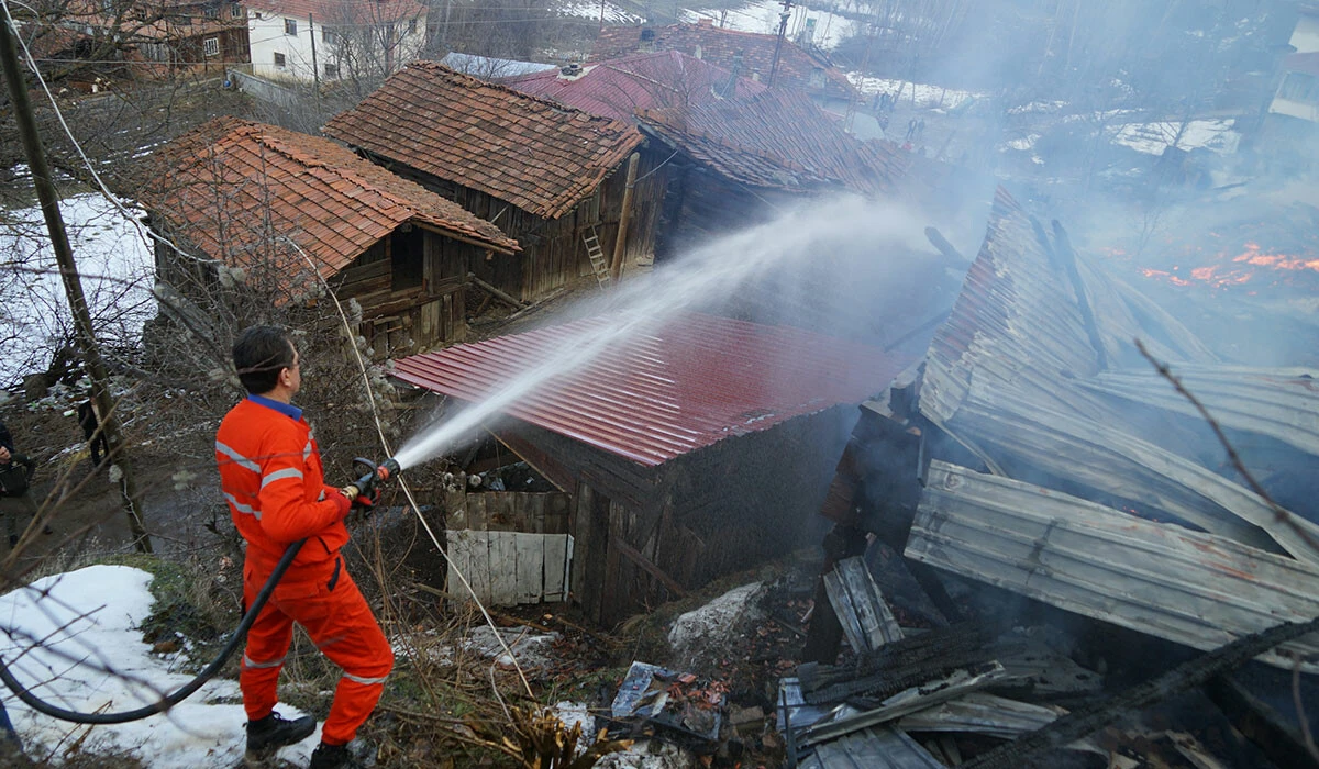 Kastamonu’da bir köy alevlere teslim oldu
