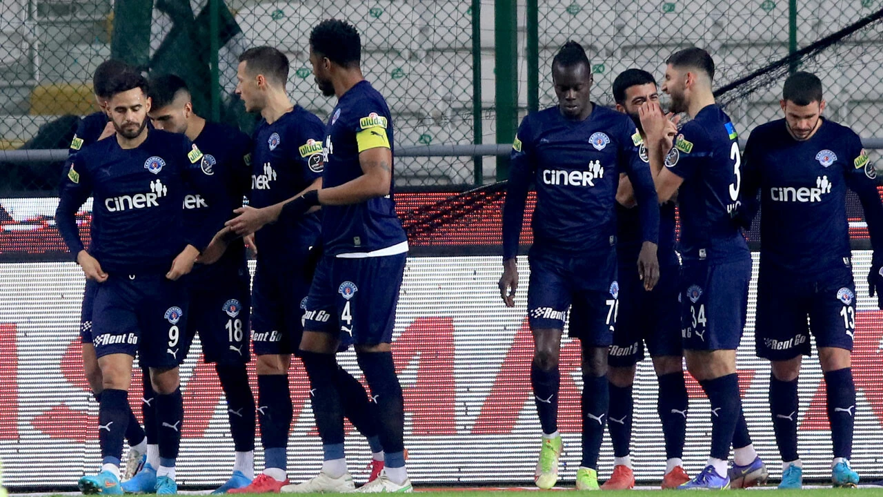 8 gollü müthiş maçta kazanan çıkmadı