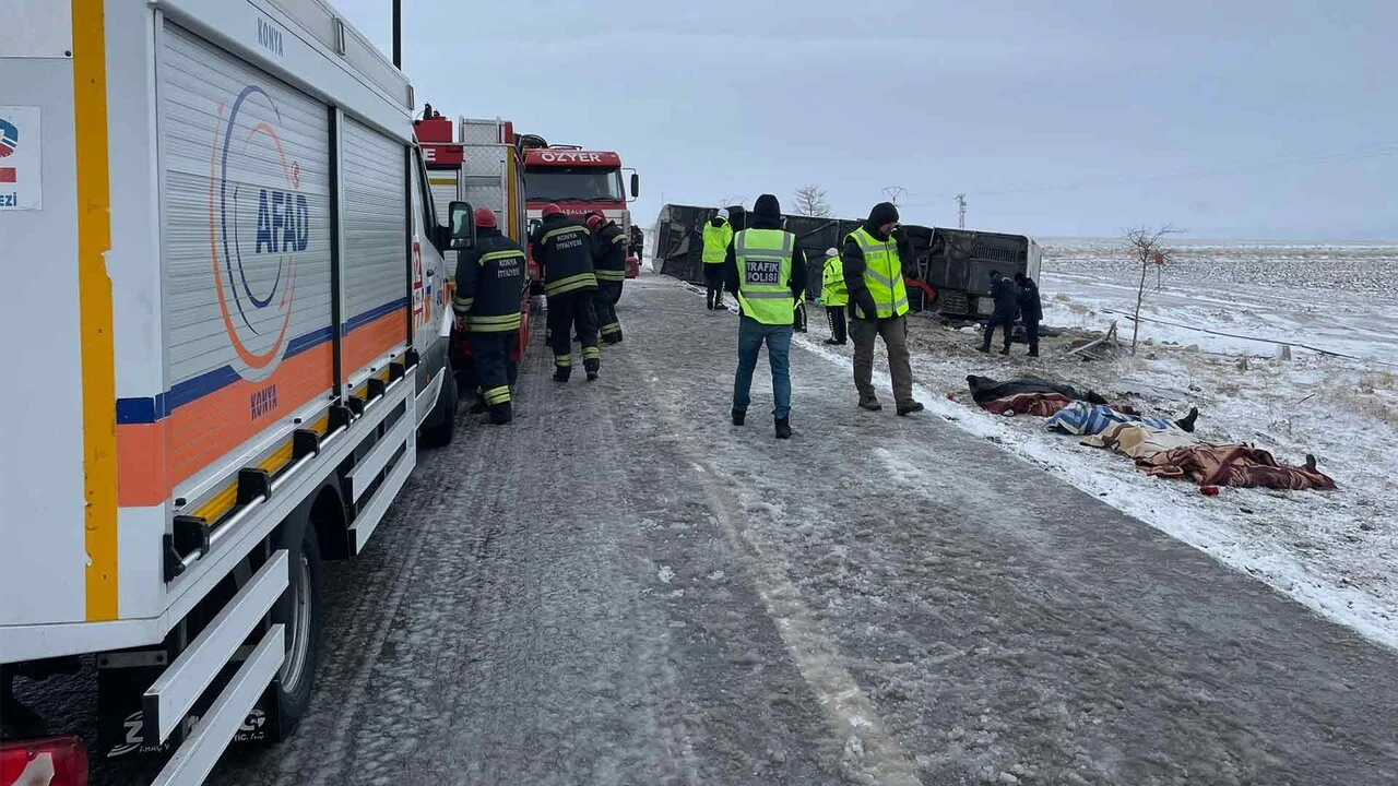 Son dakika! Konya'da tur otobüsü devrildi, çok sayıda ölü ve yaralı var