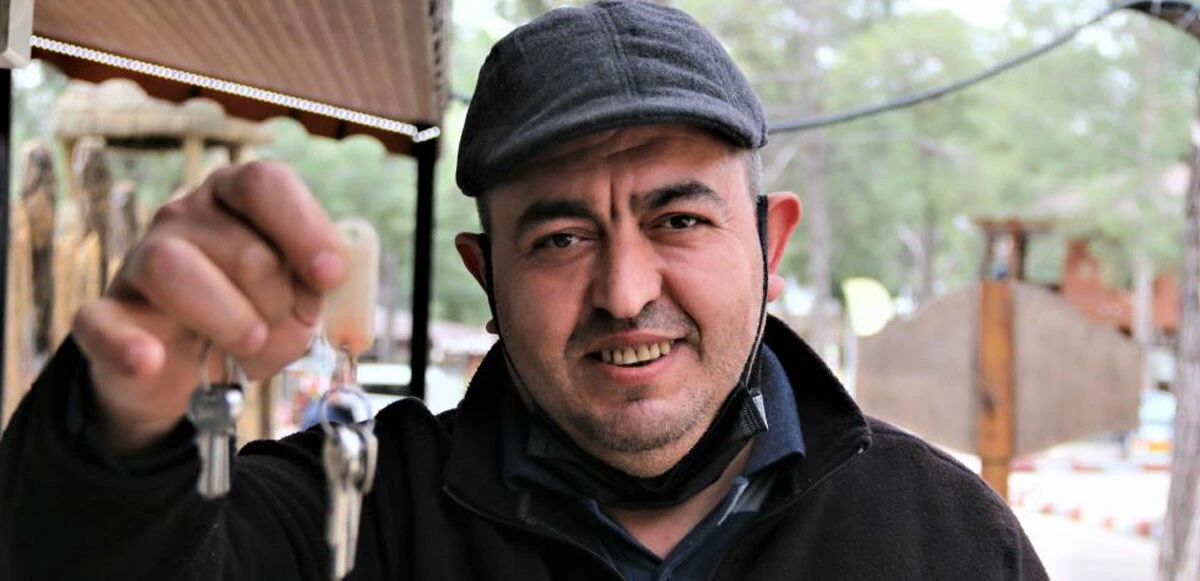 Hırsız karga iş başında! Anahtarı önce defterin arasına sakladı sonra çalıp kaçtı