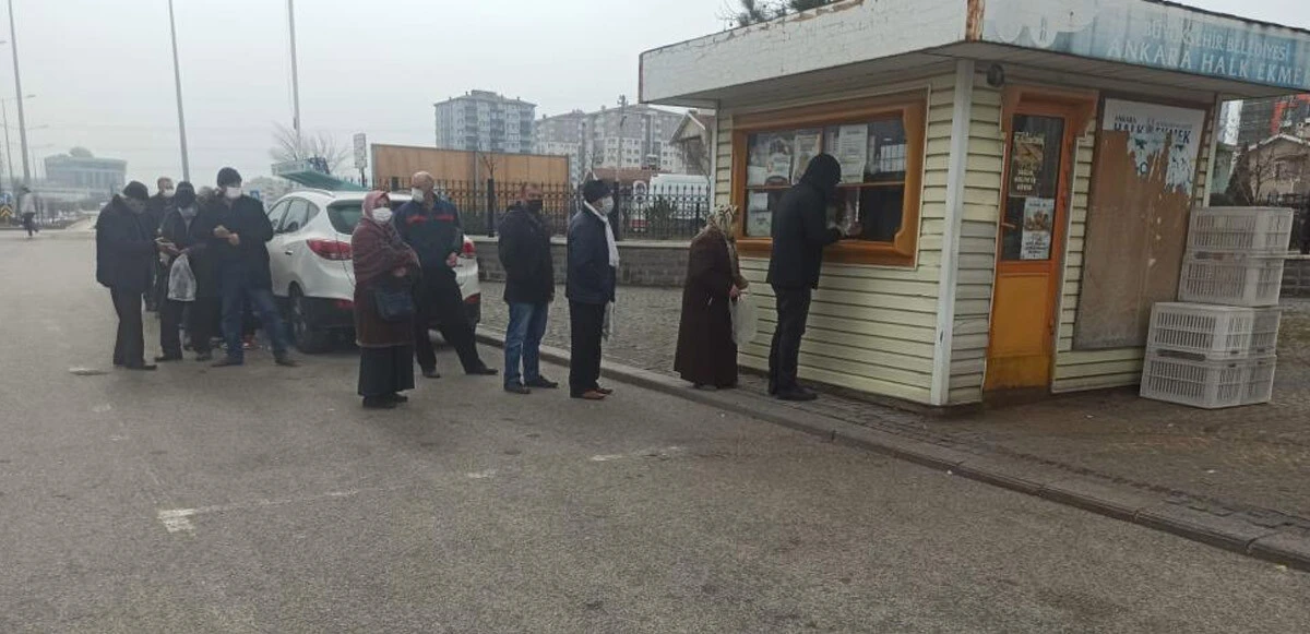 Örnek davranış: Halk Ekmek kuyruğundaki vatandaşlara ekmek dağıttı